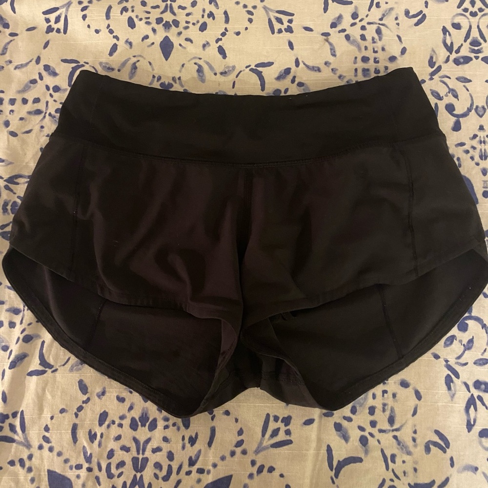 size 2 lululemon black speed up short 2.5 inseem